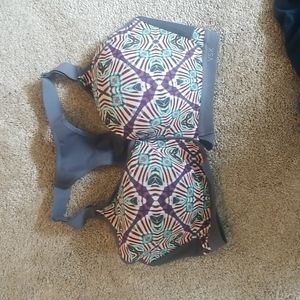 Front close sports bra